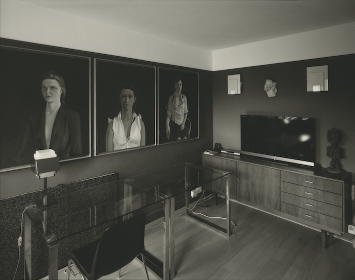 Atelier de Tritan, Paris. Mur de tableaux. Photo Bogdan Konopka